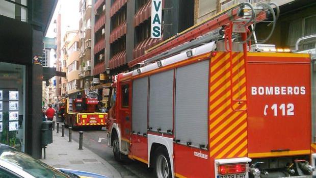 Dos incendios obligan a desalojar a los vecinos de dos edificios de Sax y Jávea