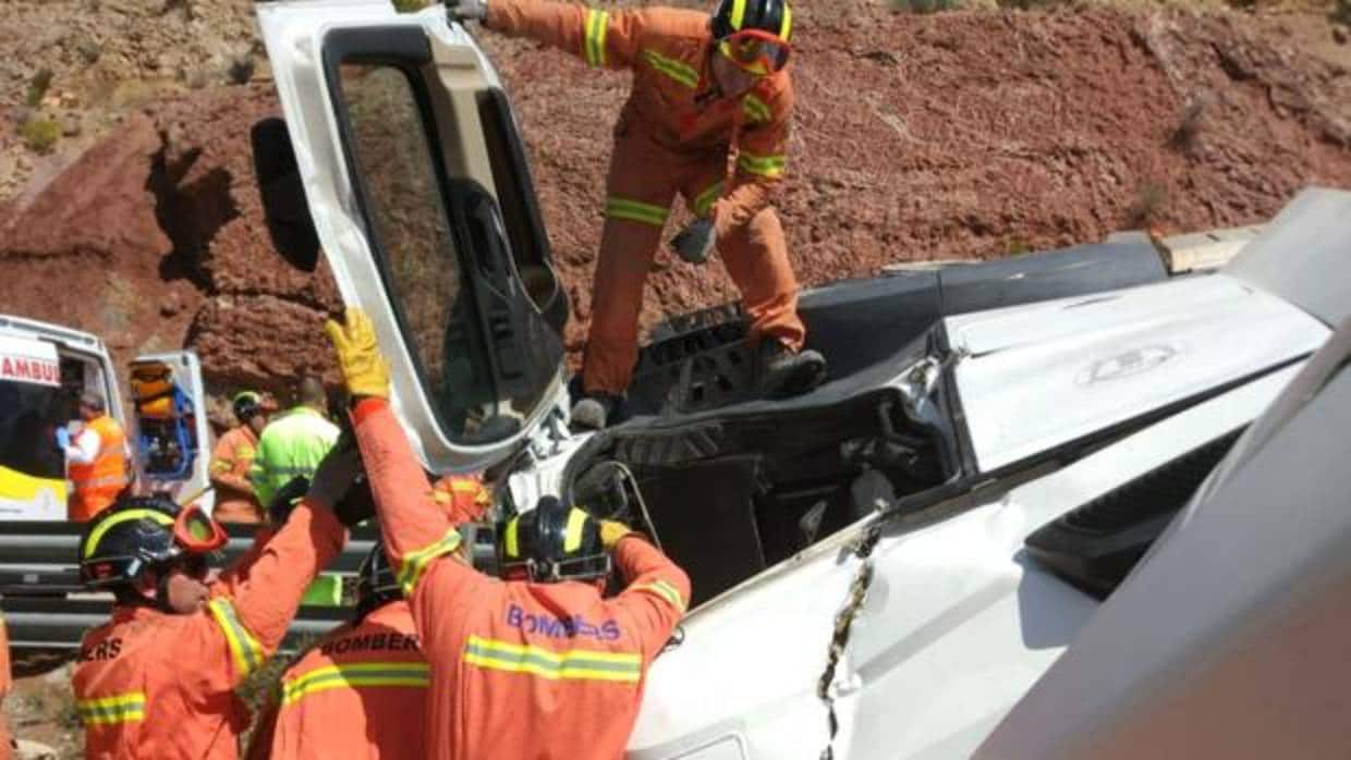 Los bomberos excarcelan al conductor de camión que ha volcado este lunes