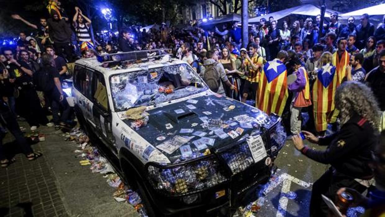 Uno de los vehículos que destrozó la masa independentista el 20 de septiembre