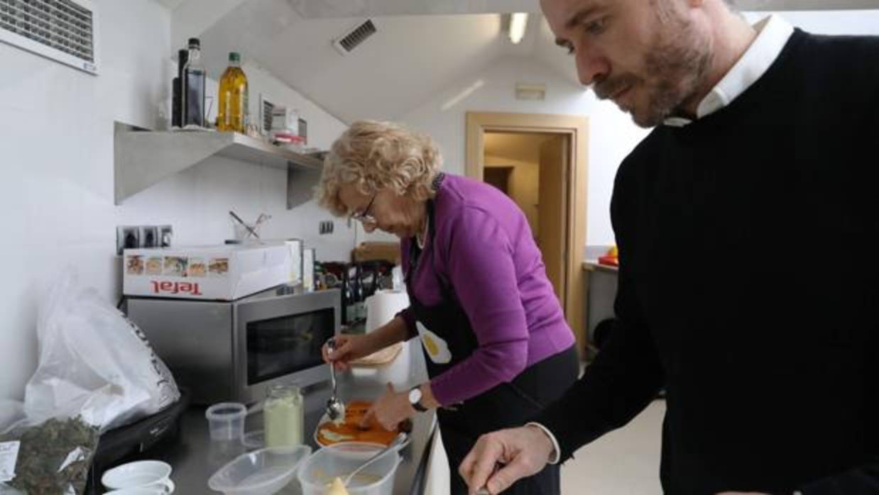 Manuela Carmena, cocinando ayer en el Ayuntamiento de Madrid