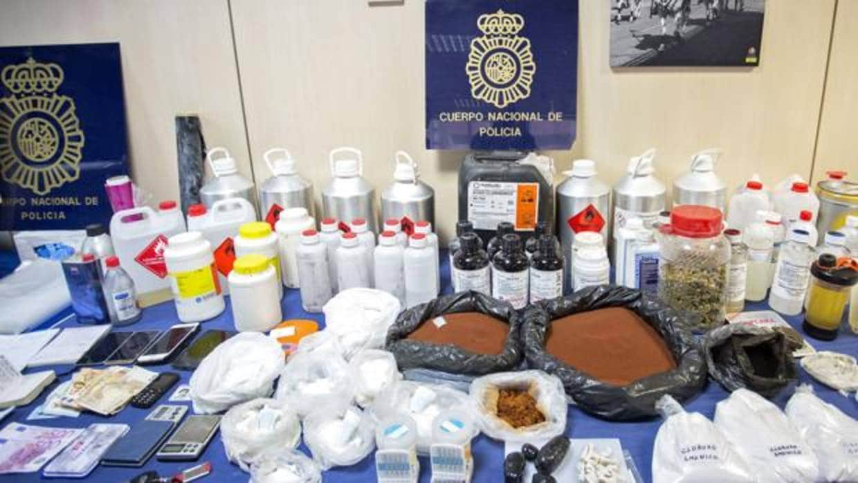 Agentes de la Policía Nacional de Valencia y Castellón han participado en una operación conjunta que se ha saldado con la detención de dos personas y el desmantelamiento de un laboratorio de extracción de cocaína, que estaba camuflada en una sustancia novedosa "indetectable" a los test normales de drogas