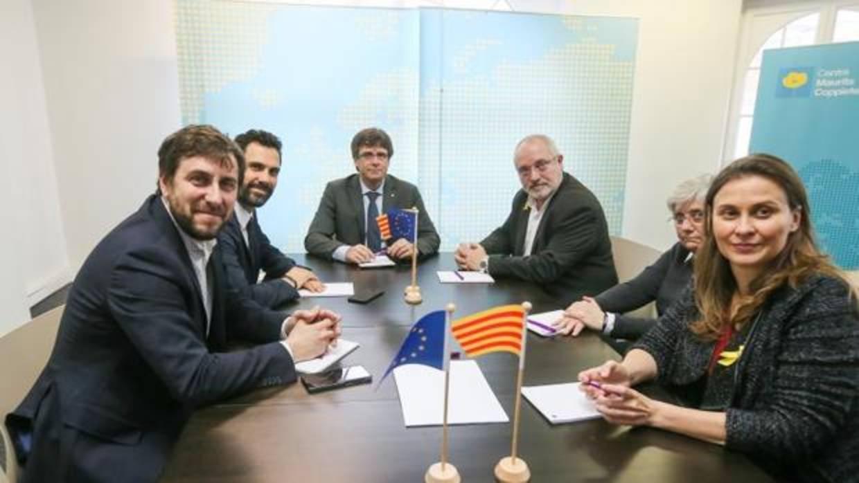 Puigdemont y Torrent, junto al resto de exonsejeros con los que huyó a Bruselas