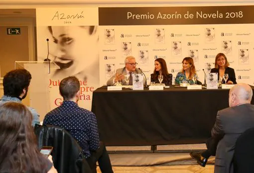 Tribuna con el diputado, la autora,, Dolera y la directora de la Editorial Planeta, Belén López