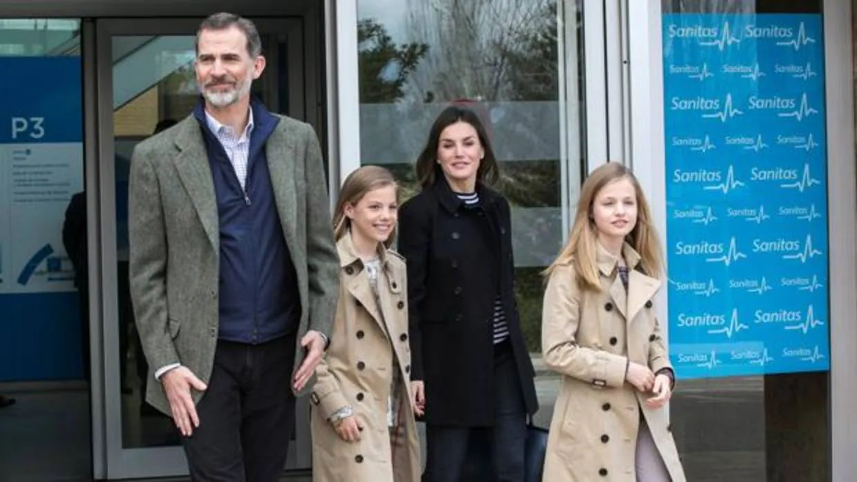 Los Reyes sus hijas, la Princesa Leonor y la Infanta Sofía, ayer a su salida de la Clínica Universitaria La Moraleja