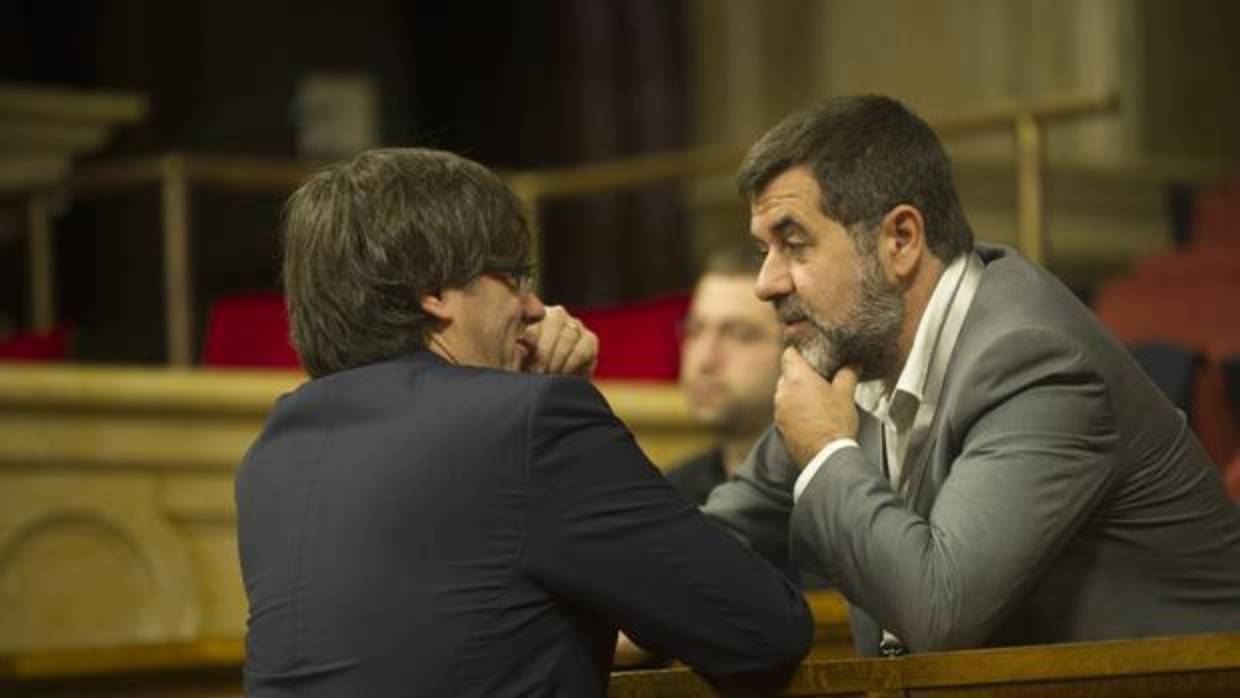 El exlíder de la ANC Jordi Sànchez, con Carles Puigdemont, en el Parlament, en una imagen de archivo