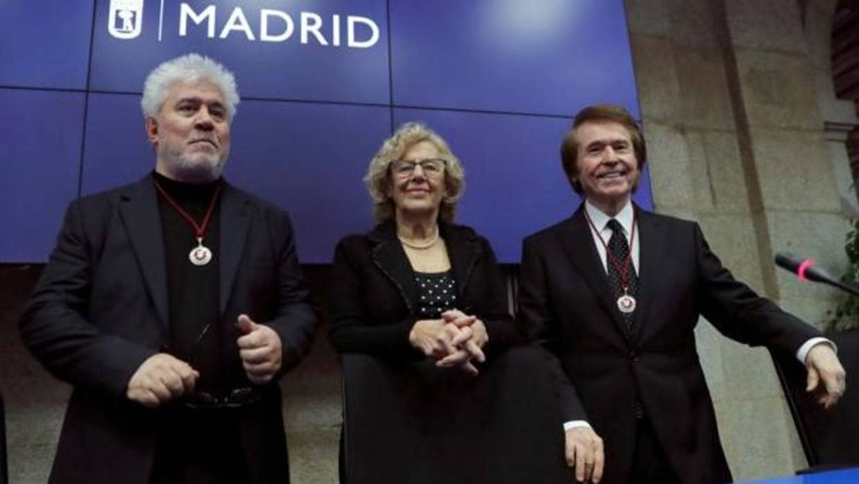 El cineasta Pedro Almodóvar y el cantante Raphael reciben los títulos de hijos adoptivos de Madrid por parte de la alcaldesa Manuela Carmena