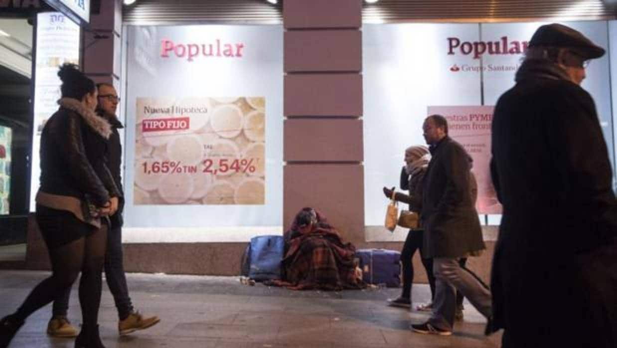Un hombre duerme a la intemperie en una calle de Madrid