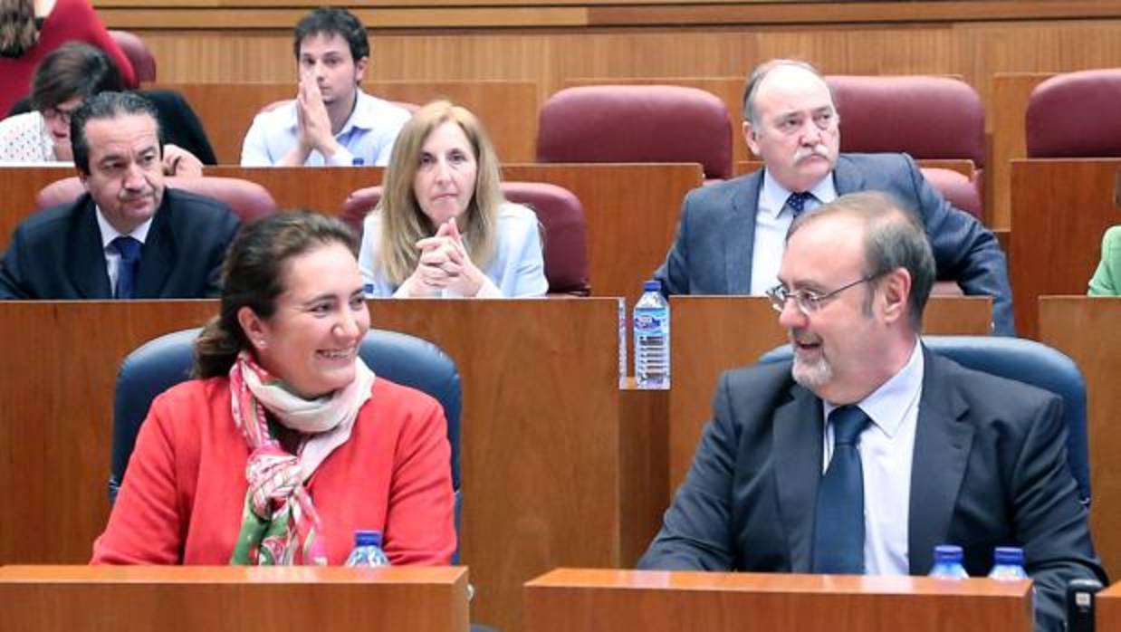 La consejera de Cultura, Josefa García Cirac, conversa con el consejero de Educacción, Fernando Rey, durante el Pleno de las Cortes de Castilla y León