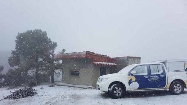 La nieve dificulta la circulación en las carreteras en Castellón