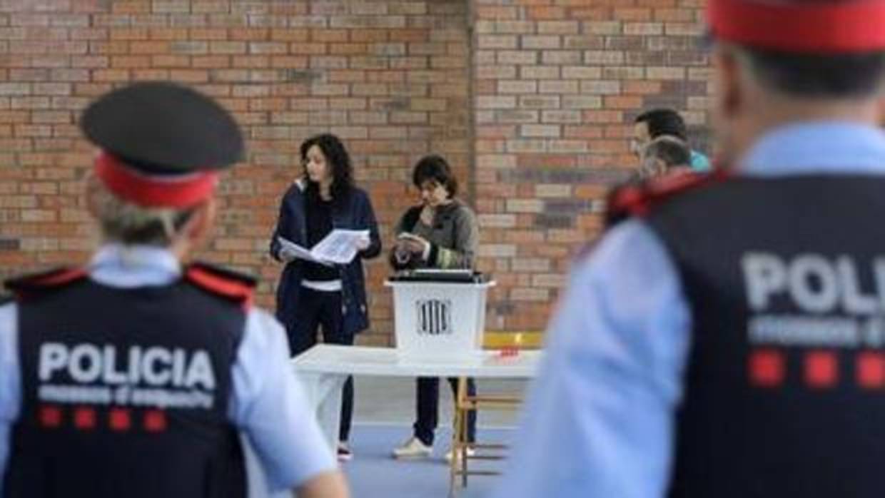 Agentes de los Mossos durante el referéndum ilegal del 1-O