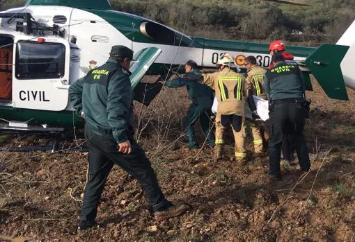 Momento en el que el cuerpo sin vida del pastor fue rescatado y trasladado en un helicóptero de la Guardia Civil