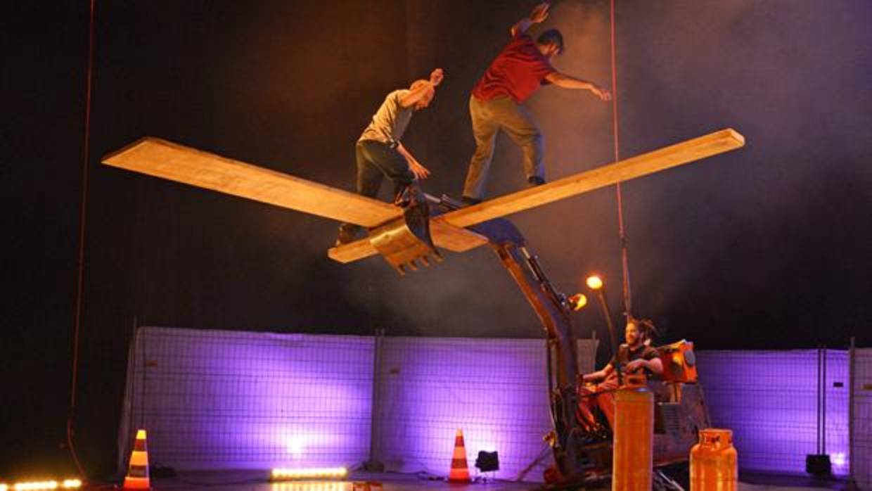 «Inextremiste»: acrobacias con bombonas de butano y una excavadora sobre la pista del Circo Price