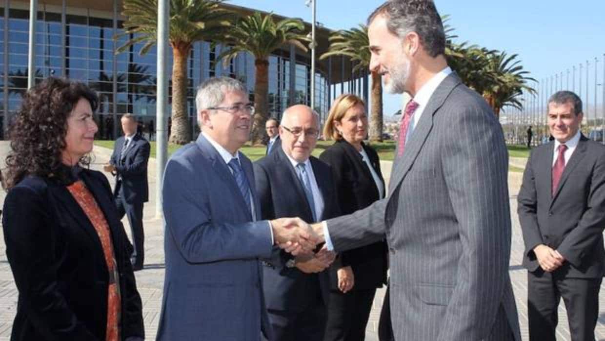 El Rey Felipe VI saluda a Marco Aurelio Pérez en Maspalomas
