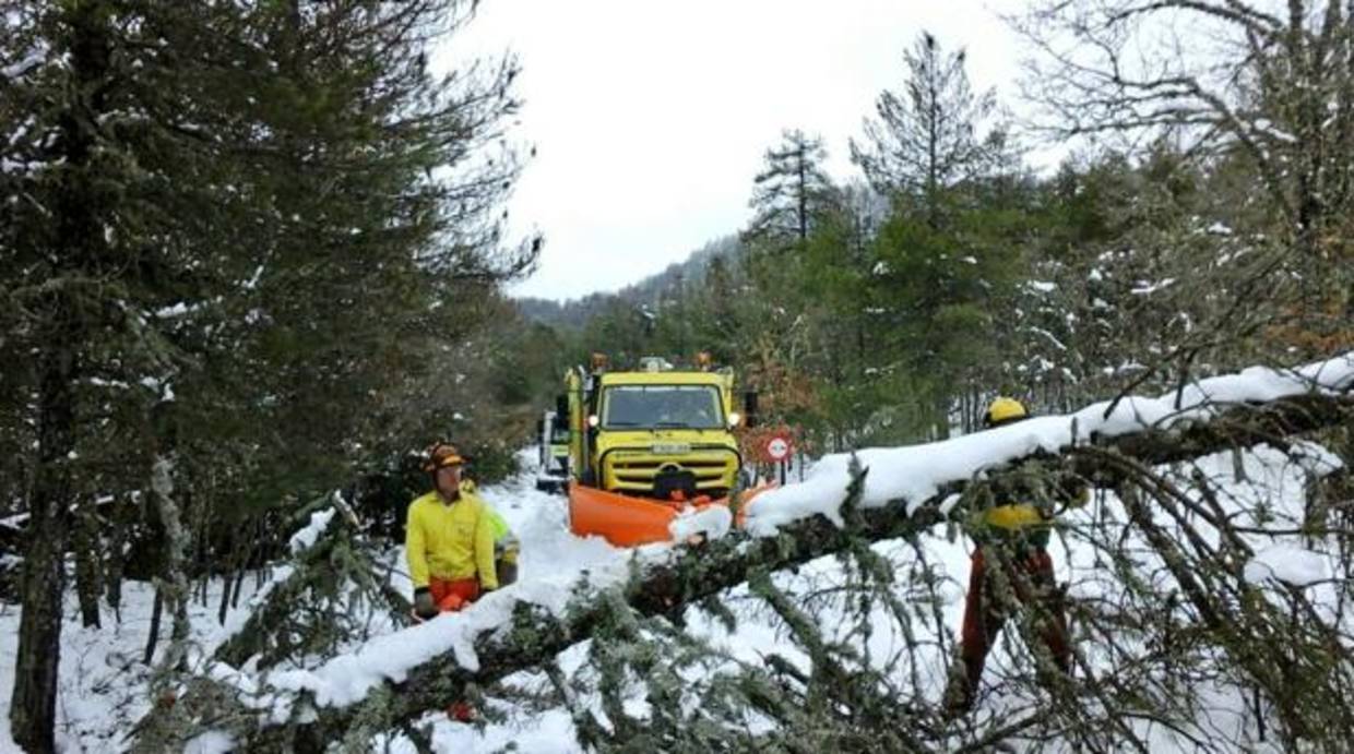 Operarios retiran la nieve de las carreteras en la provincia de Cuenca