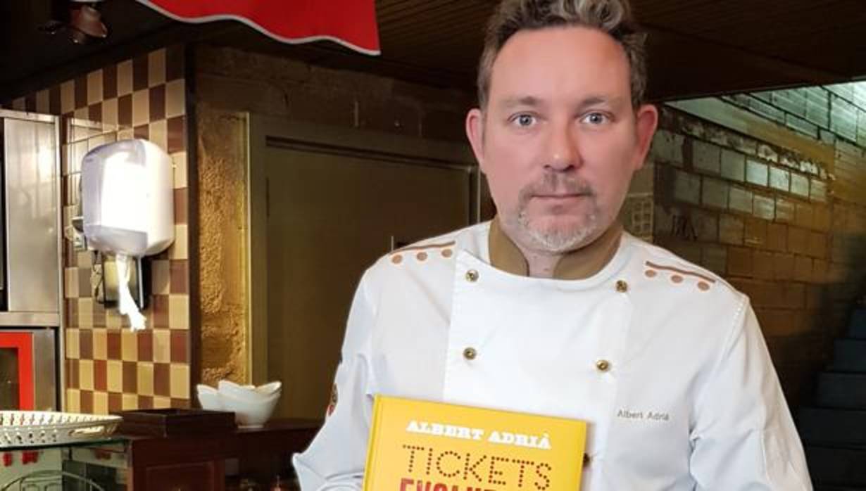 El chef Albert Adrià con su nuevo libro