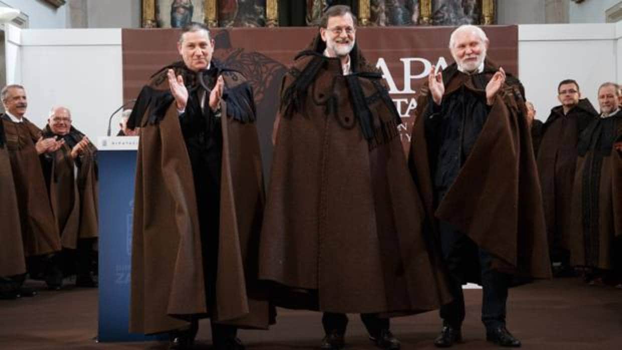 Rajoy, vestido con la tradicional capa de honras que recibió en la Diputación de Zamora