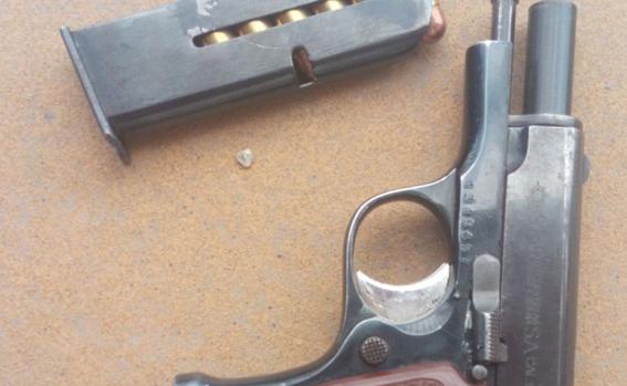 De la siesta al calabozo: se queda dormido y la Policía le interviene un arma al acudir a rescatarle