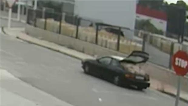 Unos chatarreros roban más de tres toneladas de metales a bordo de un coche deportivo