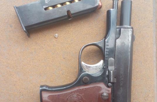 Detenido por quedarse con una pistola semiautomática que encontró en una bolsa de basura