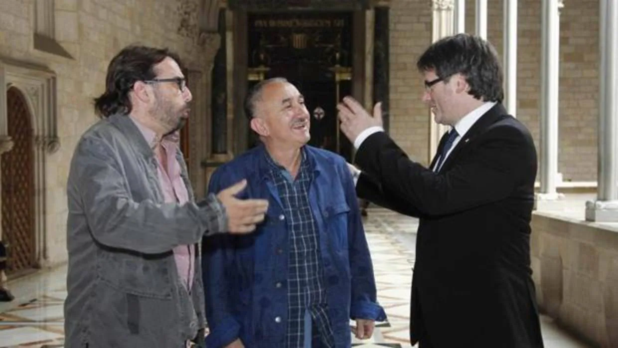 Puigdemont con los secretarios generales de UGT y de su filial en Cataluña