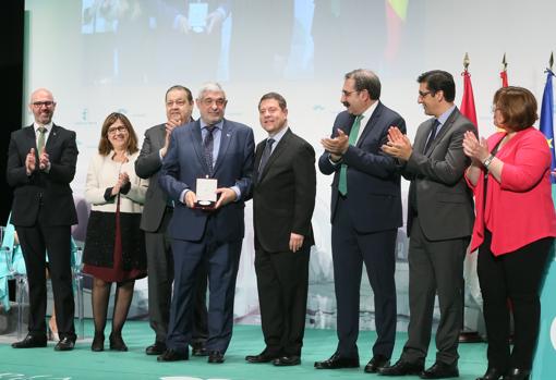 El doctor Gómez recibe la Medalla al Mérito Sanitario de manos del presidente de Castilla-La Mancha, Emiliano García-Page