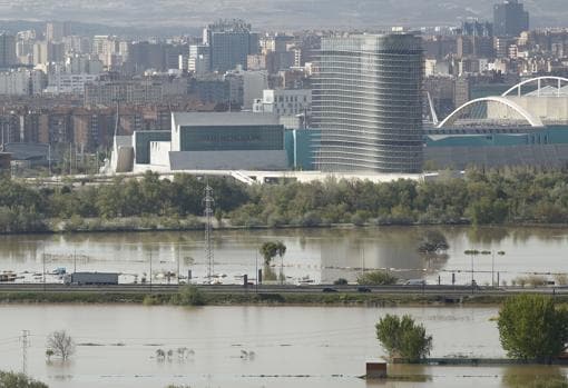 El Ebro, desbocado a la altura del recinto Expo de la capital aragonesa