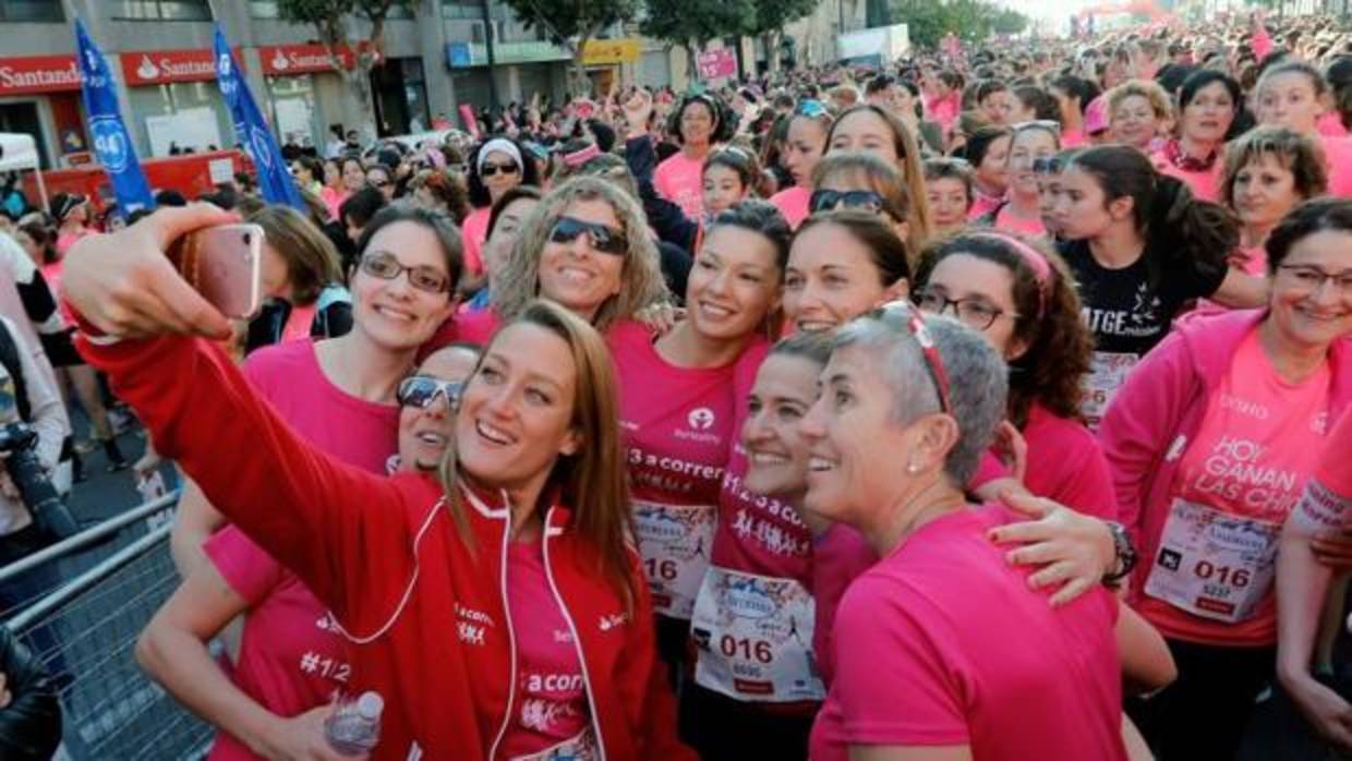 La nadadora Mireilla Belmonte se hace un selfie con otras coredoras en la Carrera de la Mujer