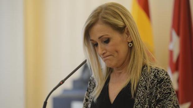 Resistir o marcharse: la disyuntiva a la que se enfrenta Cifuentes