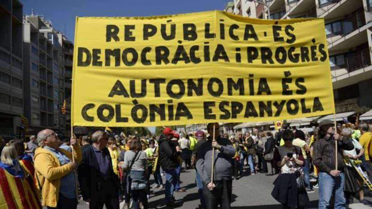 Una de las pancartas que se ven en la manisfestación, señalando que Cataluña es una colonia de España