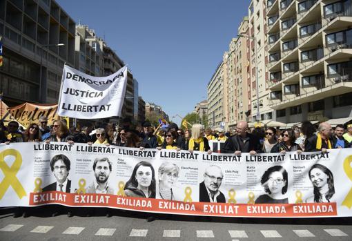 Una de las pancartas de la manifestación, indicando que los fugados de la Justicia son exiliados