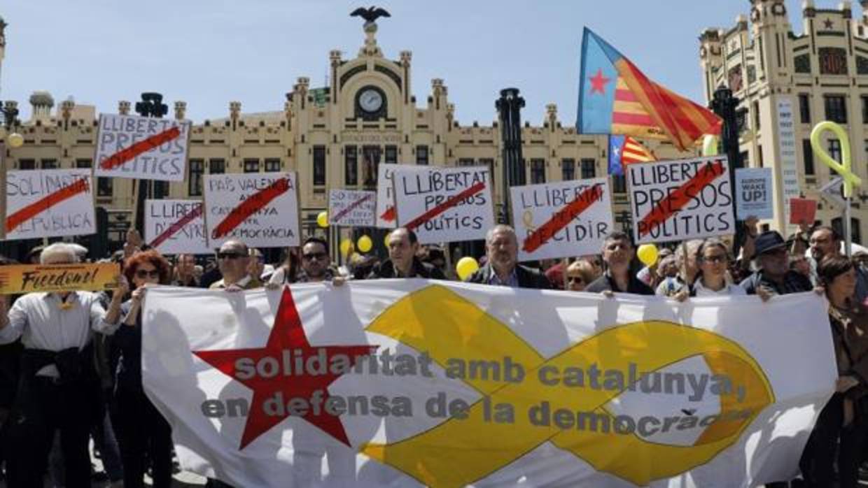 Manifestantes pro libertad para los presos catalanes, este domingo en Valencia