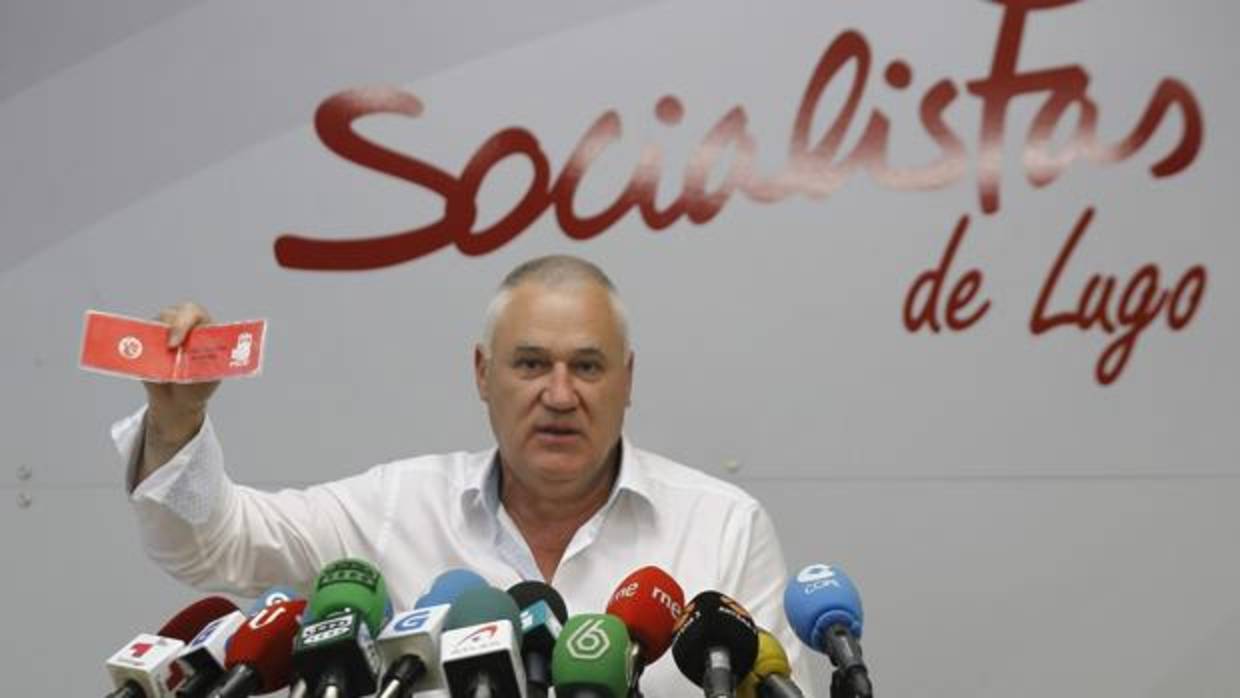 Manuel Martínez exhibiendo su carné de socialista