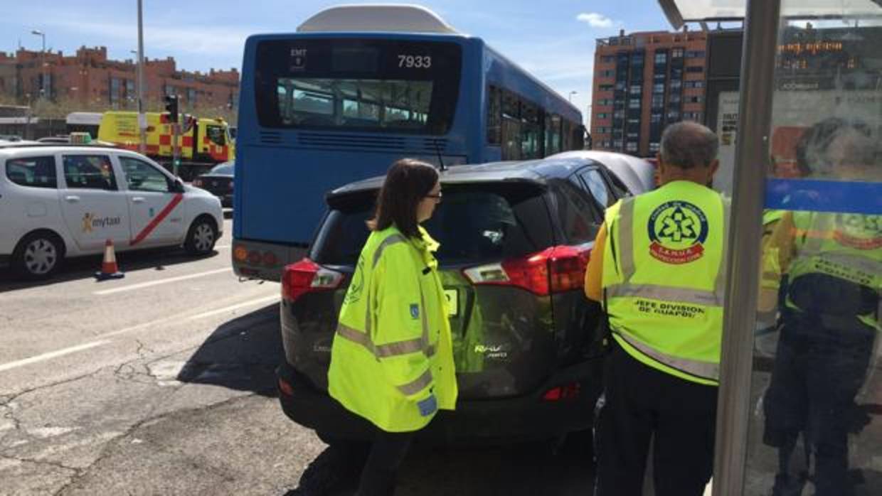 Dos sanitarios del Samur en el lugar del accidente