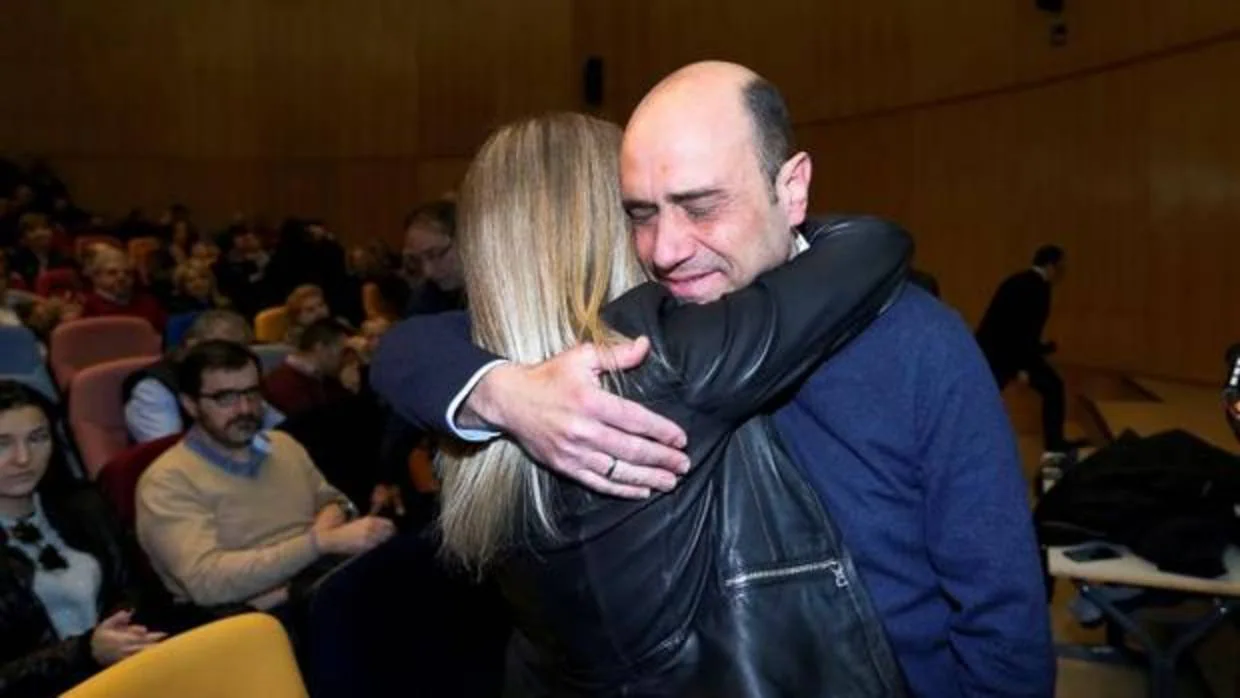 Echávarri abraza a su sucesora, Montesinos, en su despedida de la primera línea de la política