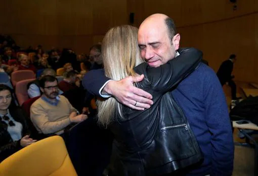 Echávarri abraza a su sucesora, Montesinos, en su despedida de la primera línea de la política