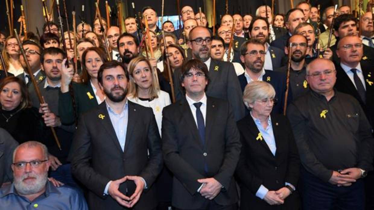Puigdemont, rodeado de los alcaldes independentistas