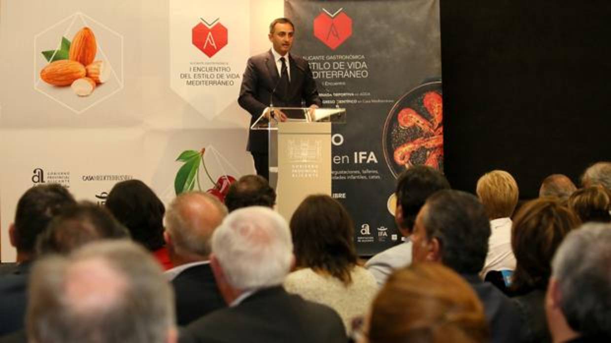 El presidente de la Diputación de Alicante, César Sánchez, presentando Alicante Gastronómica