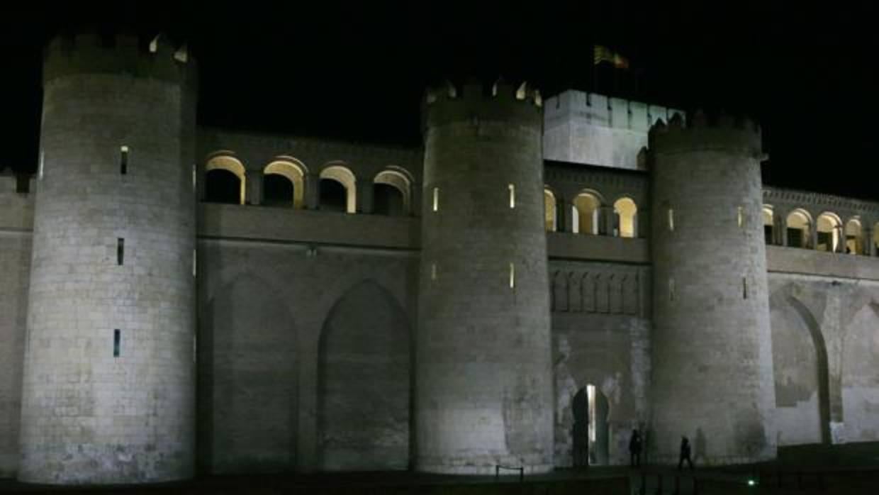 Vista nocturna del zaragozano Palacio de la Aljafería