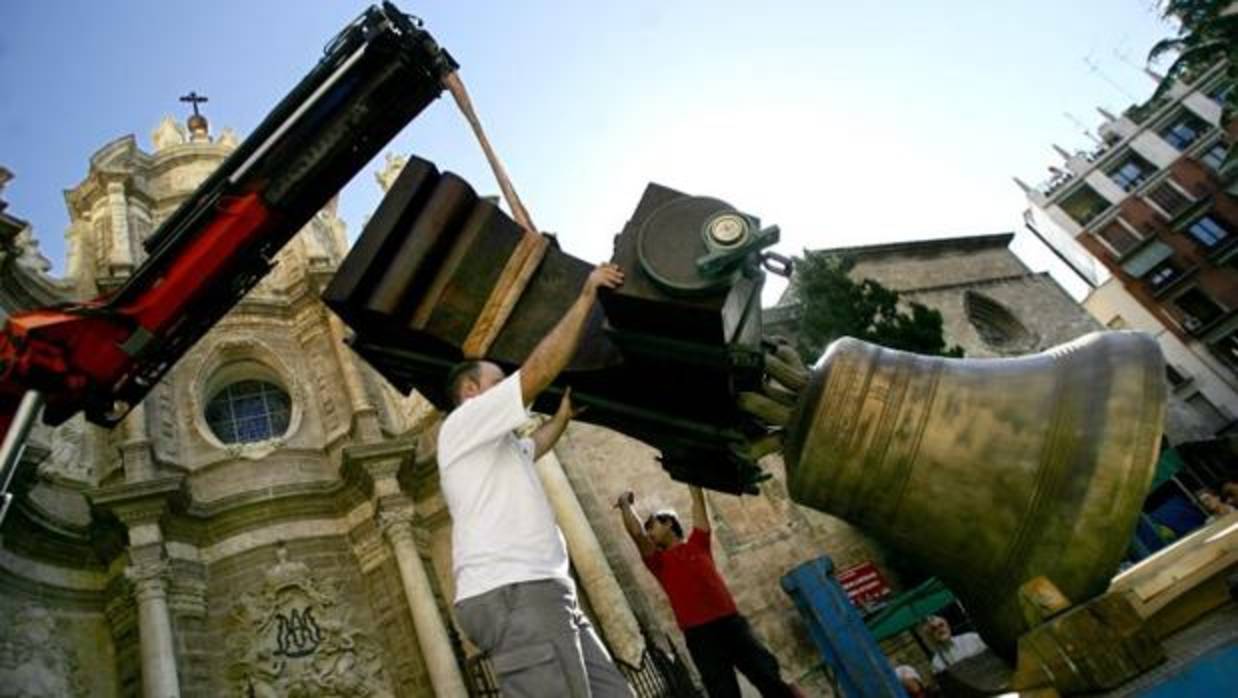 La campana «Manuel», fundida en Albaida en 1621, durante su traslado a la Catedral de Valencia en 2006