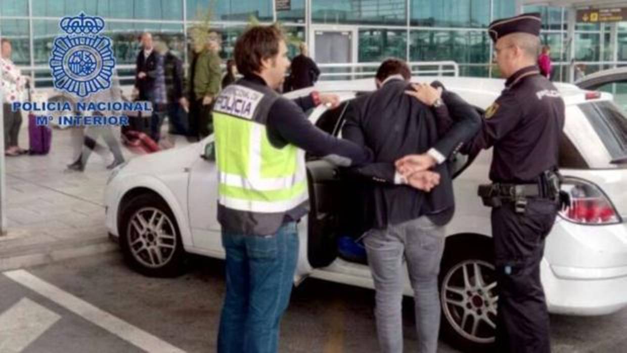 Imagen de la detención de uno de los denunciados por la violación en el aeropuerto de Alicante-Elche
