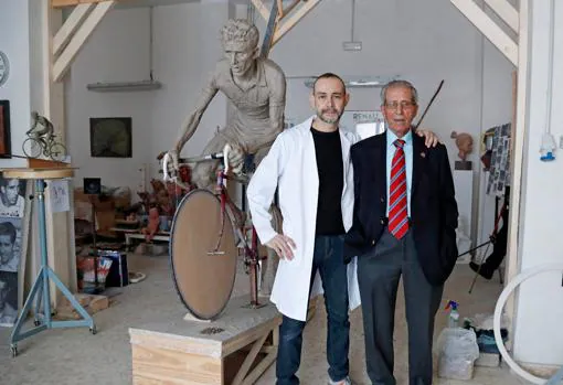 El escultor Javier Molina, ganador de la II Bienal «Julio Pascual», con Federico Martín Bahamontes en su estudio