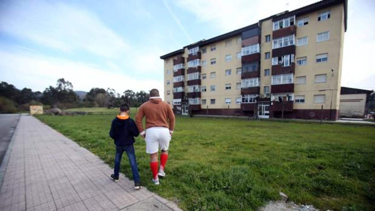 Dos niños se dirigen al conocido como Parque del Lindano, en Torneiros, O Porriño