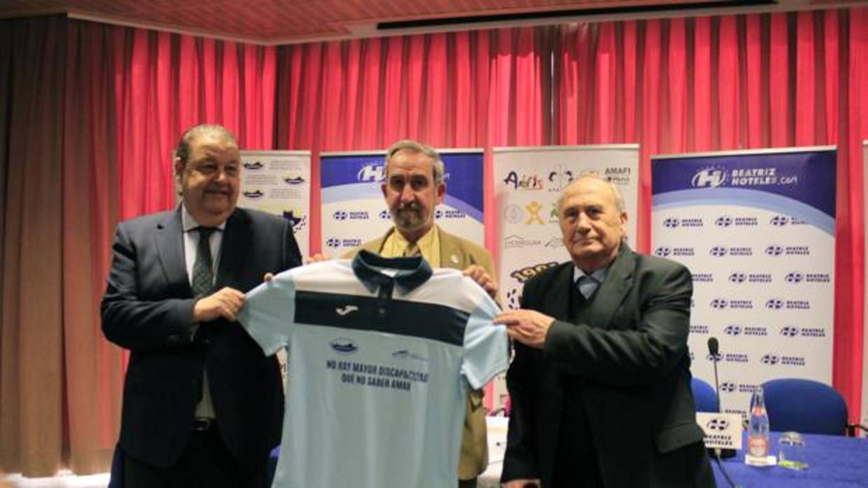 Jesús Fernández Vaquero, Carlos Martín-Fuertes y Marcelino Casas, durante la presentación