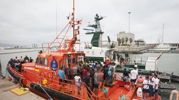 Llegan a Motril las 85 personas rescatadas en dos pateras en el mar de Alborán