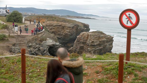 Prohibido transitar por los acantilados de As Catedrais bajo multa de 6.000 euros