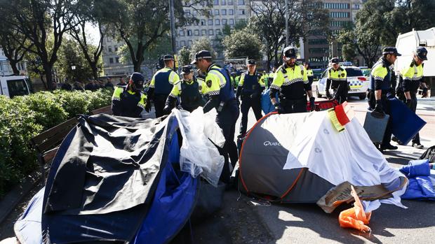 La Guardia Urbana de Barcelona desaloja la acampada en la Plaza Cataluña