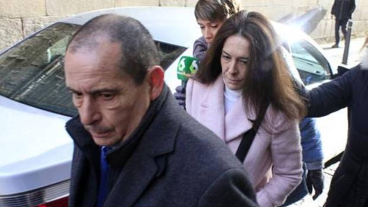 Alejandra Fernández, con un abrigo rosa, llega a la Audiencia de Toledo el pasado 12 de abril