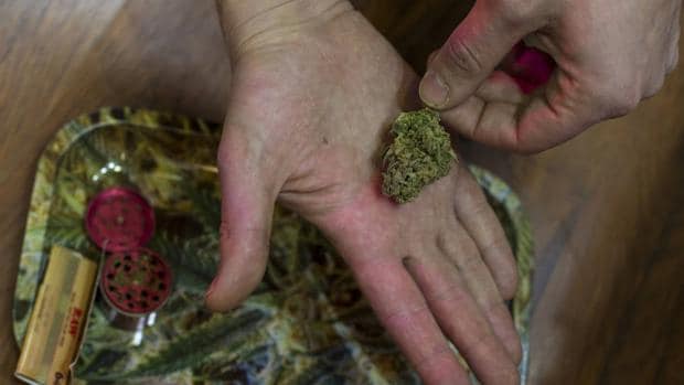Cachean a un joven en un centro sanitario de Gran Canaria y descubren un martillo, una báscula y 20 gramos de marihuana