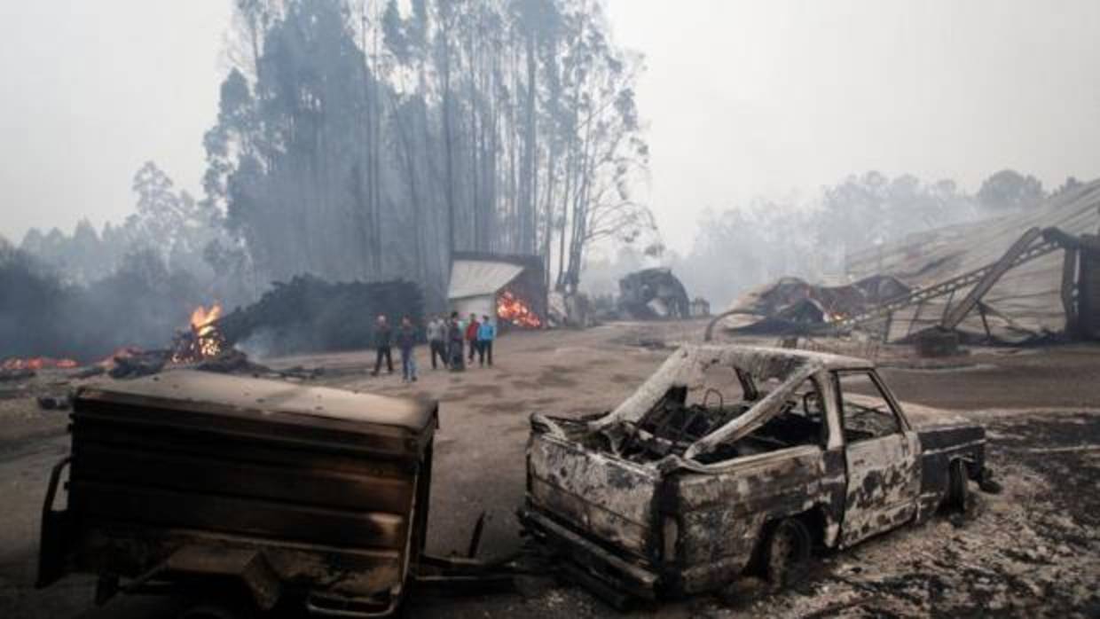 Vehículos calcinados en el incendio forestal de As Neves, en octubre del año pasado