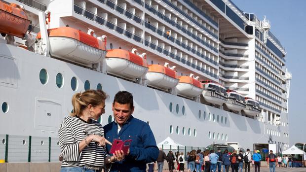 Valencia bate su récord de cruceristas en un día: más de 13.300 turistas toman la ciudad